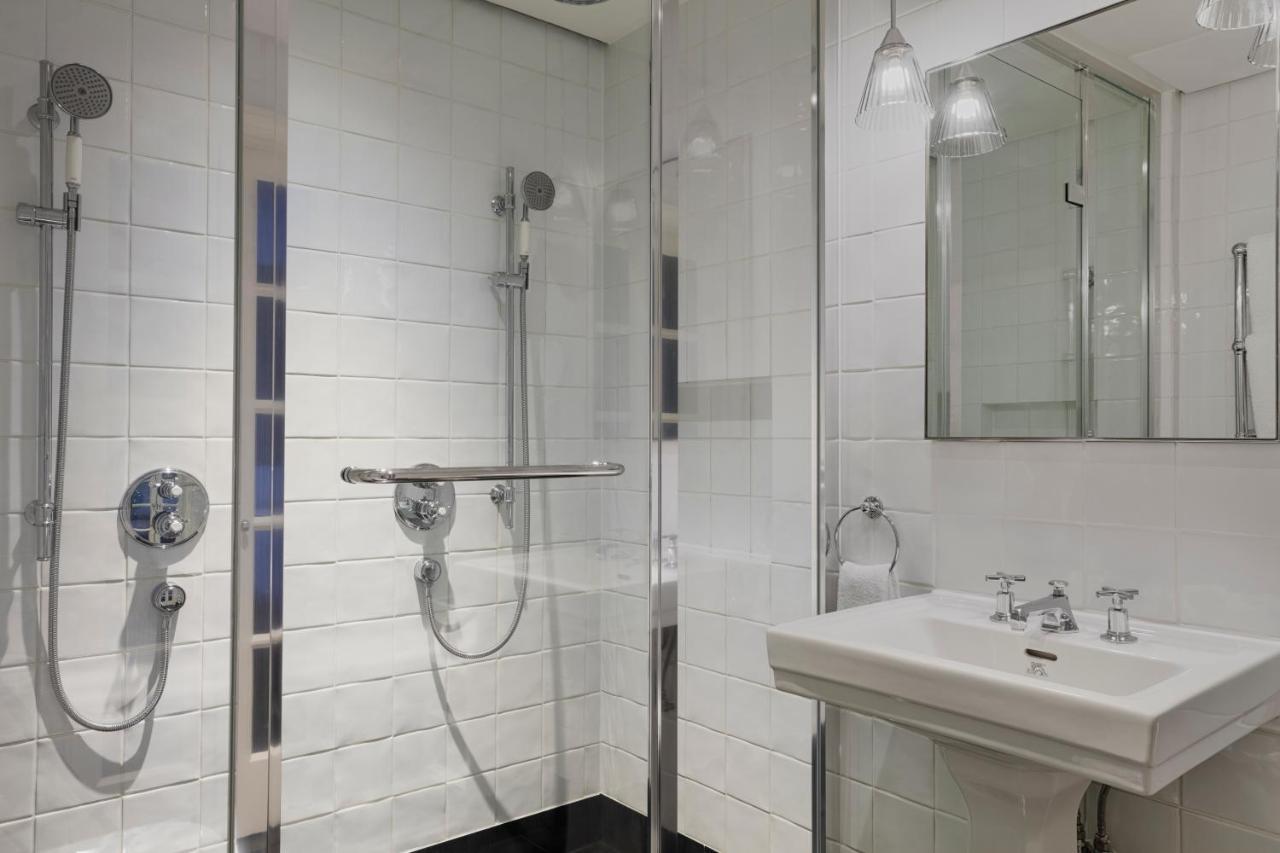 Victorian, Larger Guest room, 1 King,1418913498:JPEG